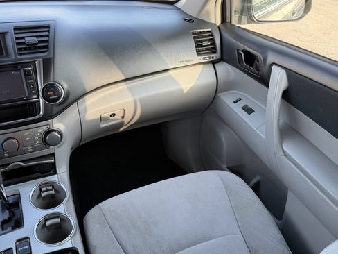 Used 2013 Toyota Highlander FWD image 16