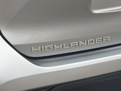 Used 2022 Toyota Highlander XLE FWD image 6