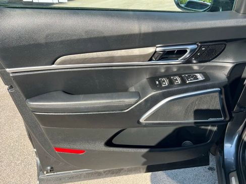 Used 2023 Kia Telluride AWD image 18