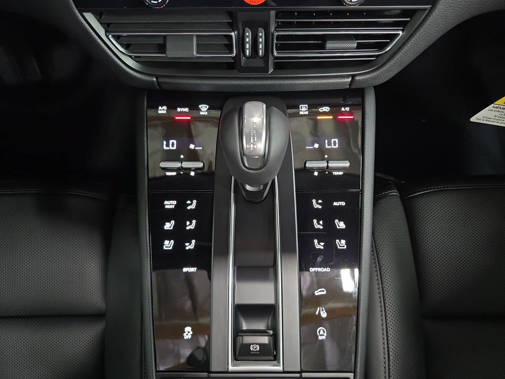 Certified 2026 Porsche Macan AWD/4WD image 19