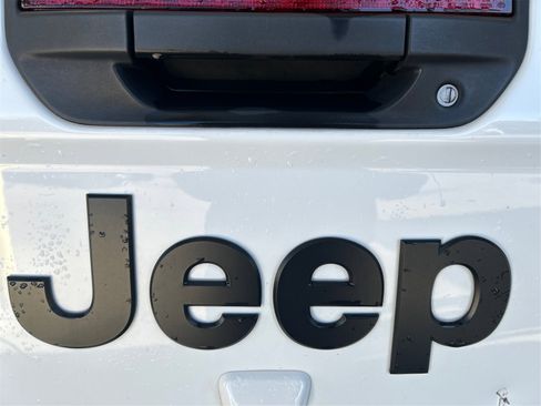 Used 2023 Jeep Gladiator Sport image 23