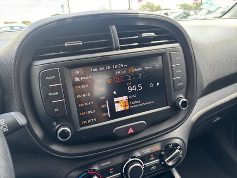 Used 2025 Kia Soul LX w/ LX Technology Package FWD image 20