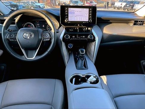 Used 2022 Toyota Venza XLE image 18