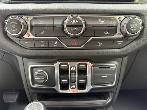 New 2025 Jeep Gladiator Sport image 25