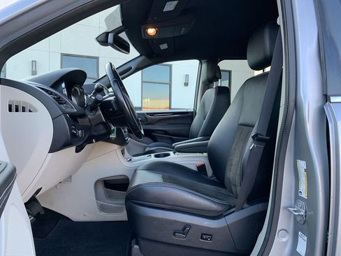 Used 2019 Dodge Grand Caravan SXT image 25