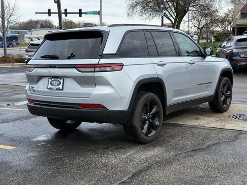 Used 2024 Jeep Grand Cherokee Altitude AWD/4WD image 3