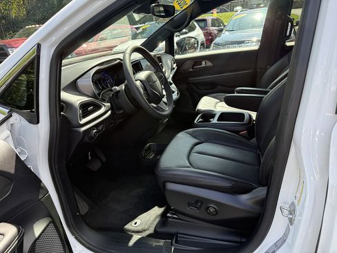 Used 2026 Chrysler Pacifica Select FWD image 9