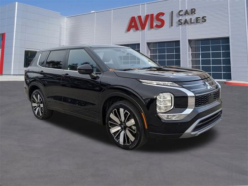 Used 2025 Mitsubishi Outlander SE image 3