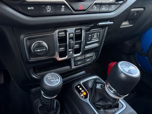 Used 2024 Jeep Wrangler Unlimited Sahara w/ Technology Group AWD/4WD image 14
