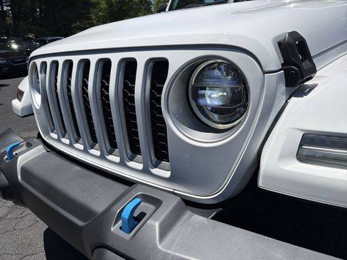 Used 2022 Jeep Wrangler Unlimited Sahara w/ Cold Weather Group AWD/4WD image 6