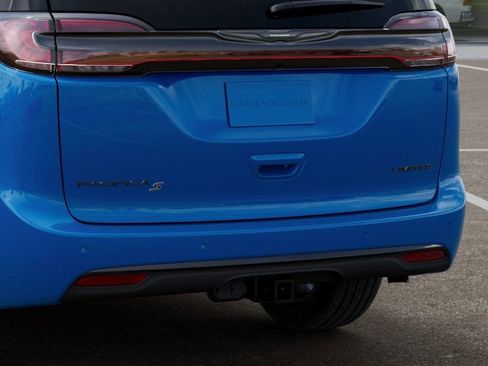 New 2026 Chrysler Pacifica Limited w/ Uconnect Theater Family Group image 14