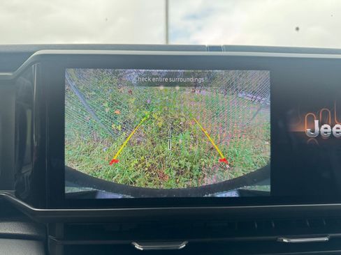 Used 2025 Jeep Wrangler Sahara image 17