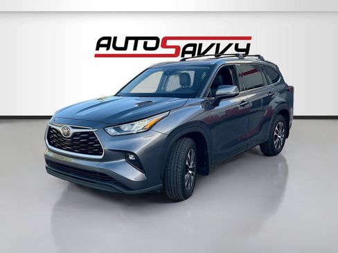 Used 2020 Toyota Highlander XLE AWD/4WD image 3