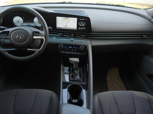 Used 2023 Hyundai Elantra SEL w/ Convenience Package FWD image 10