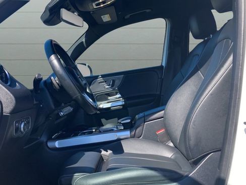 Used 2023 Mercedes-Benz GLB 250 4MATIC w/ Premium Package image 9