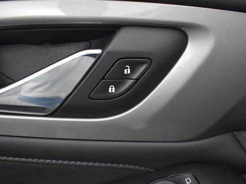 Used 2023 Chevrolet Traverse LT image 11