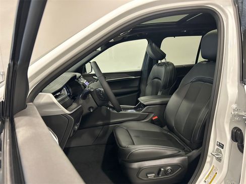 New 2025 Jeep Grand Cherokee Limited w/ Luxury Tech Group II image 15