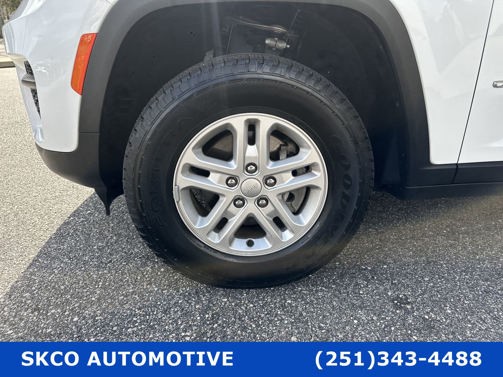 Used 2022 Jeep Grand Cherokee Laredo AWD/4WD image 9