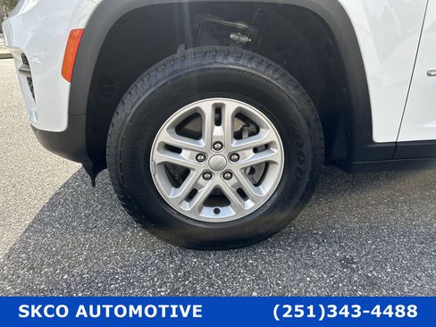 Used 2022 Jeep Grand Cherokee Laredo image 9