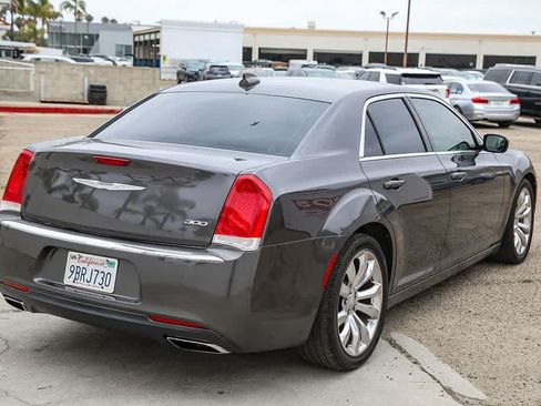 Used 2017 Chrysler 300 Limited RWD image 4
