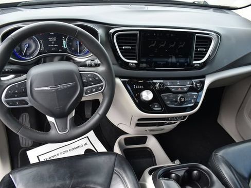 Used 2022 Chrysler Pacifica Touring-L FWD image 17