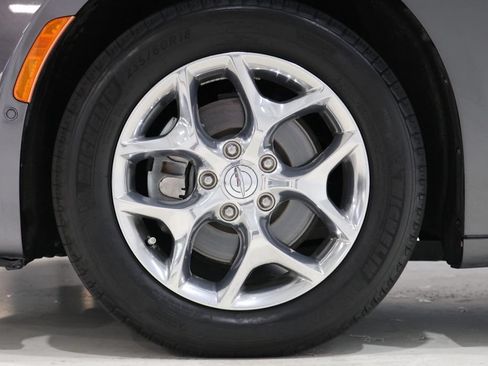 Used 2017 Chrysler Pacifica Limited w/ UConnect Theater Package FWD image 11