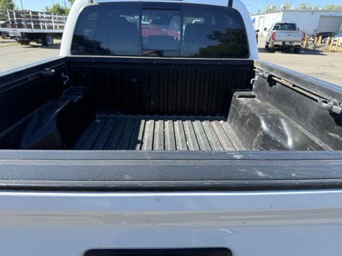 Used 2019 Toyota Tacoma TRD Off-Road w/ Technology Package AWD/4WD image 5
