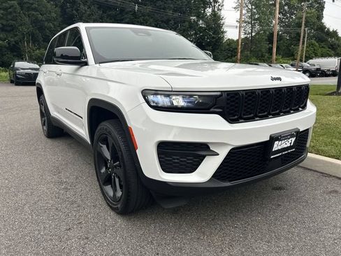 Used 2023 Jeep Grand Cherokee Altitude AWD/4WD image 2