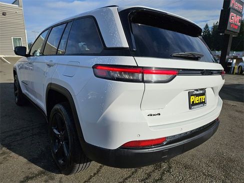 Used 2023 Jeep Grand Cherokee Altitude image 3