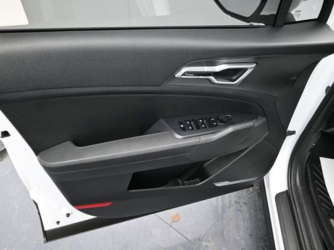 Used 2026 Kia Sportage LX image 9