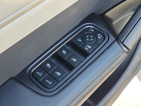 Used 2025 Porsche Cayenne Coupe AWD/4WD image 19