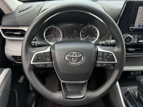 Used 2023 Toyota Highlander L FWD image 12