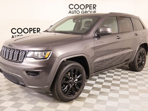 Used 2019 Jeep Grand Cherokee Altitude image 11
