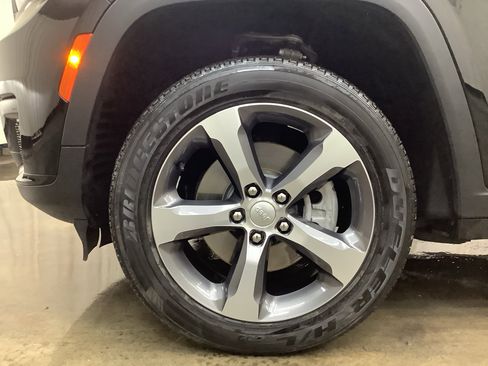 Used 2023 Jeep Grand Cherokee L Laredo image 28