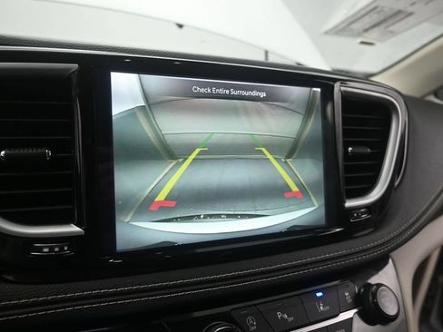 Used 2023 Chrysler Pacifica Limited FWD image 35
