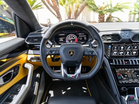 Used 2021 Lamborghini Urus AWD/4WD image 31