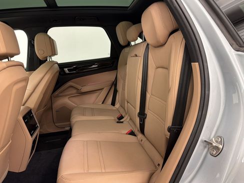 Used 2022 Porsche Cayenne AWD/4WD image 23