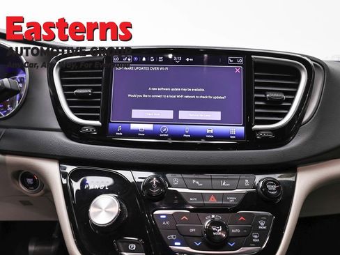 Used 2023 Chrysler Pacifica Touring-L FWD image 12