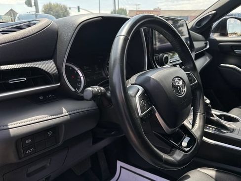 Used 2023 Toyota Highlander XSE FWD image 13