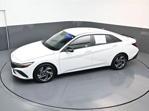 Certified 2025 Hyundai Elantra SEL FWD image 19