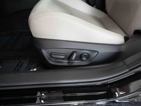Used 2024 Toyota Prius XLE FWD image 12