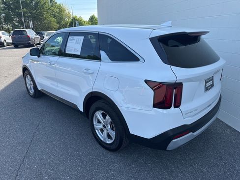 Used 2024 Kia Sorento LX image 5
