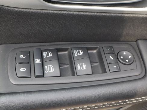 Used 2025 Chrysler Pacifica Limited FWD image 15