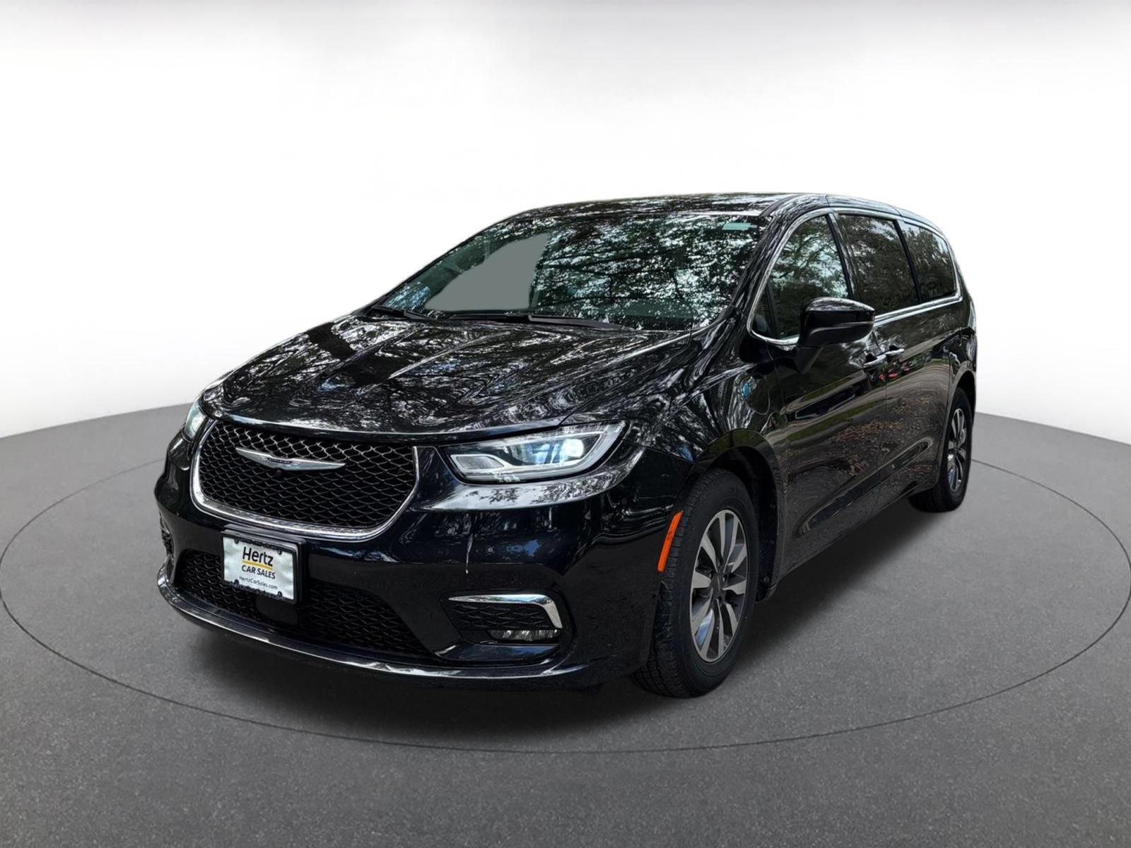 Used 2023 Chrysler Pacifica Touring-L FWD image 3