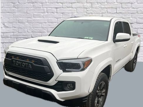 Used 2018 Toyota Tacoma TRD Sport AWD/4WD image 1