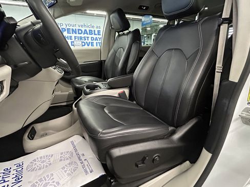 Used 2023 Chrysler Pacifica Touring-L image 12