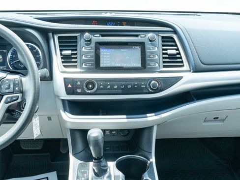 Used 2019 Toyota Highlander LE FWD image 30