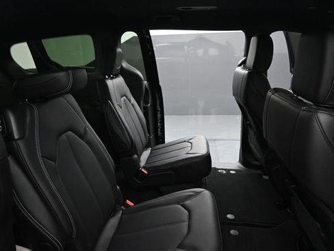 New 2025 Chrysler Voyager LX image 19