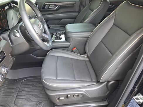 Used 2025 GMC Yukon Elevation AWD/4WD image 9