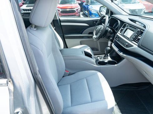 Used 2019 Toyota Highlander LE FWD image 38